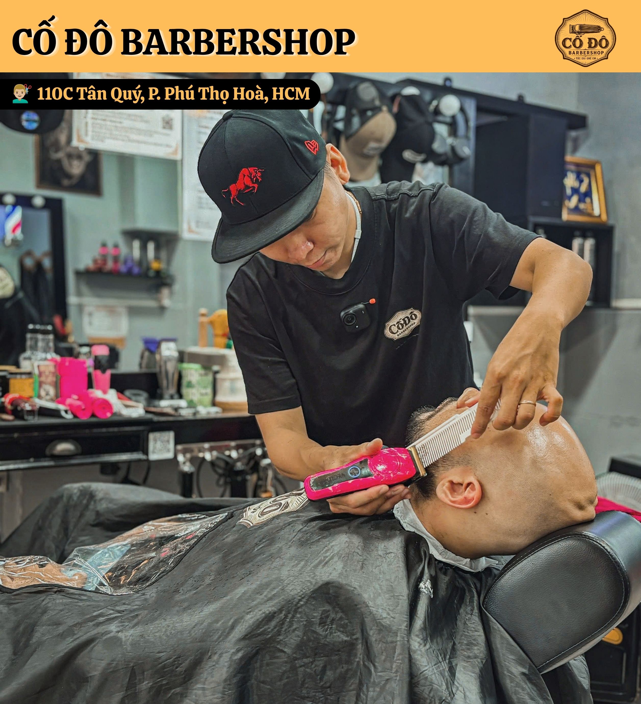 Khách cắt tóc tại Cố Đô Barbershop