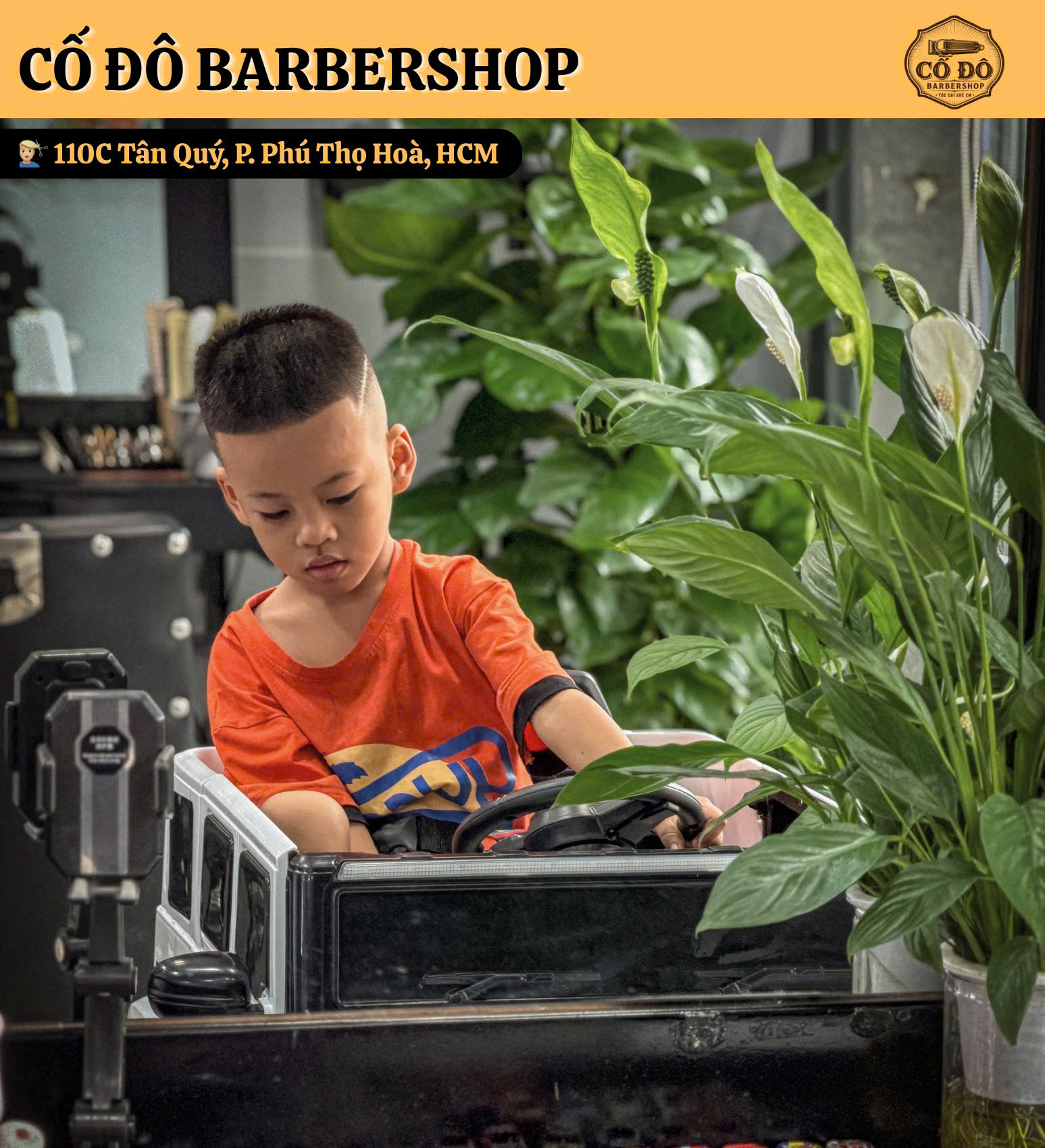 Khách cắt tóc tại Cố Đô Barbershop