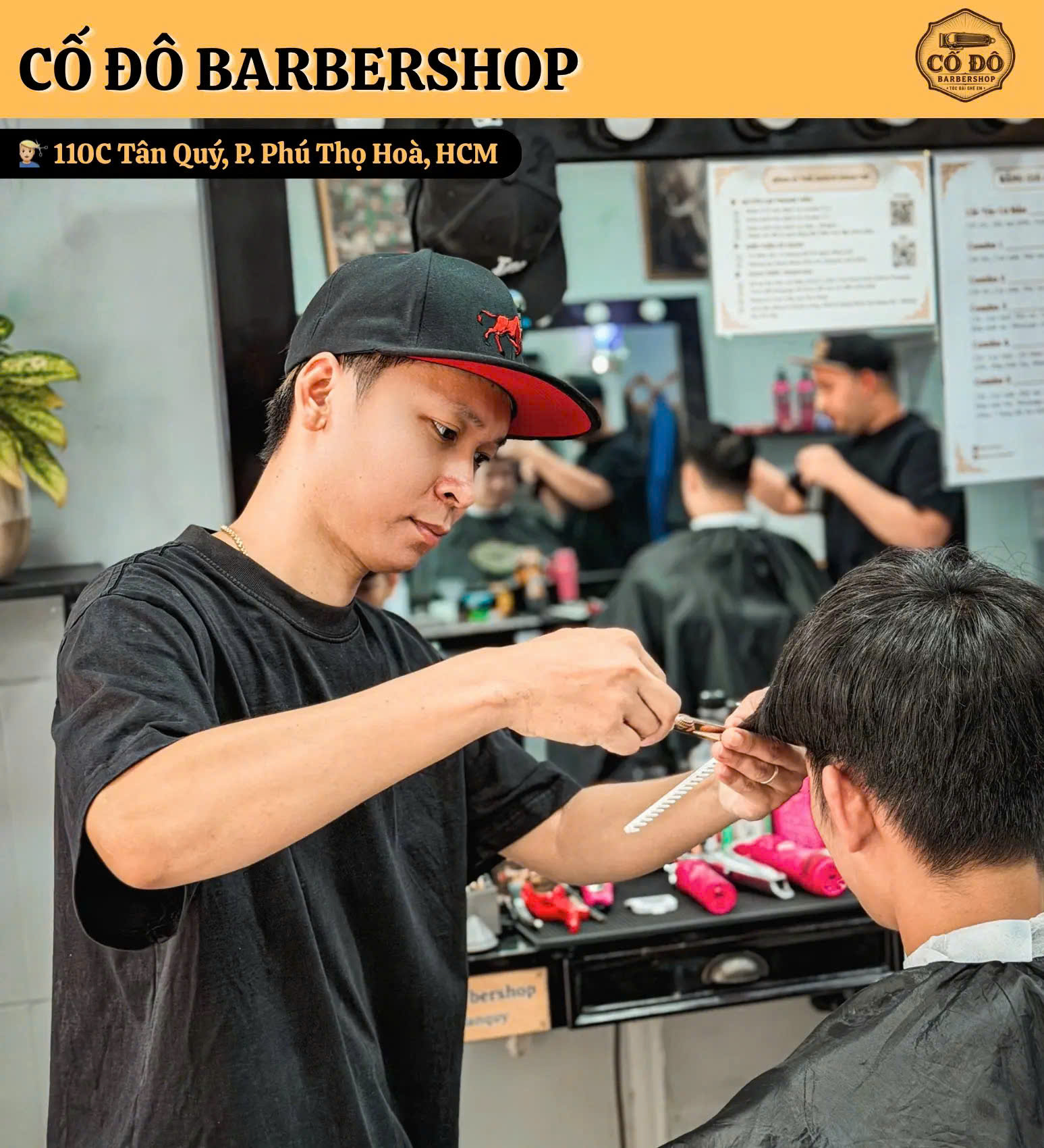 Khách cắt tóc tại Cố Đô Barbershop
