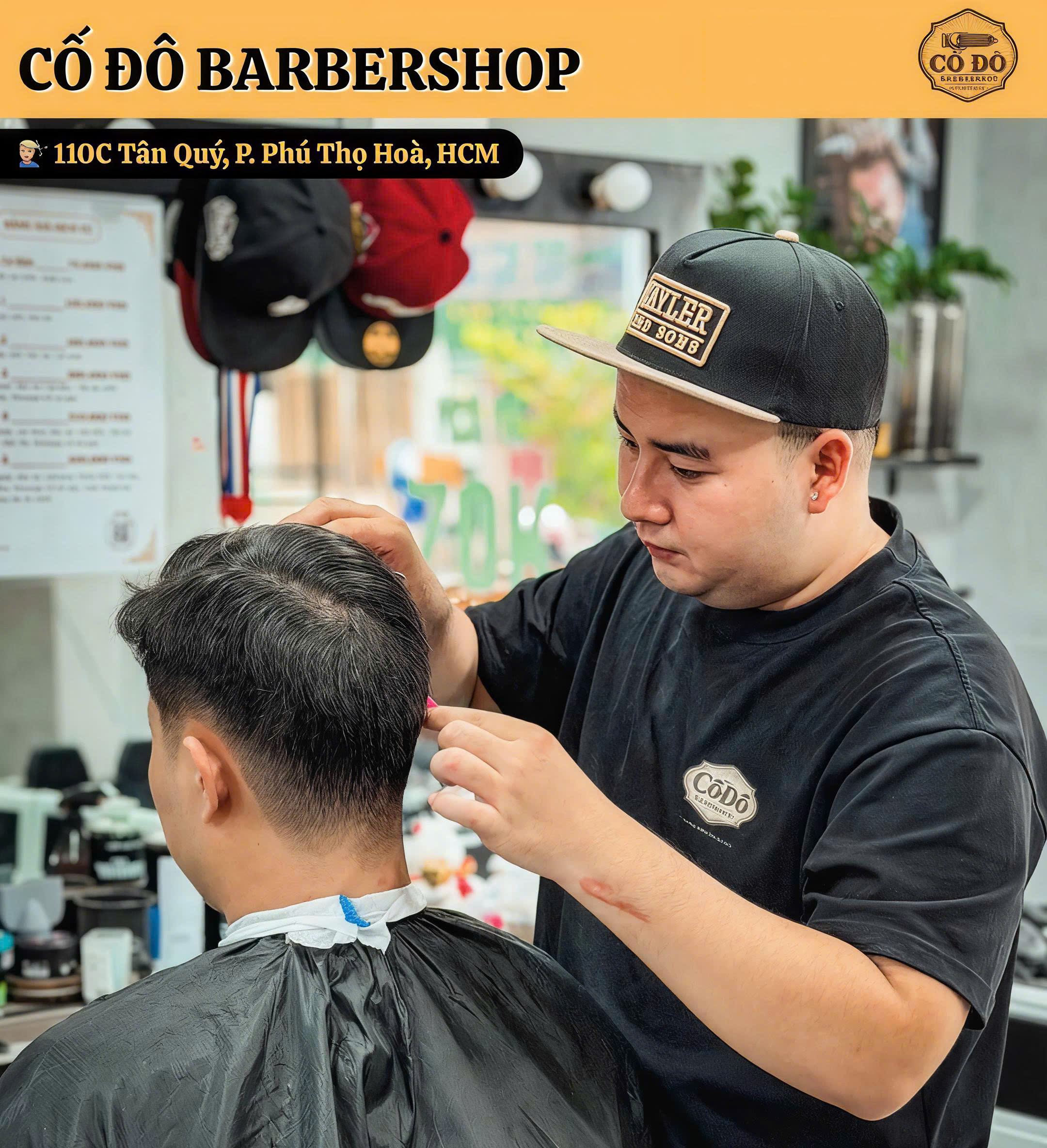 Khách cắt tóc tại Cố Đô Barbershop
