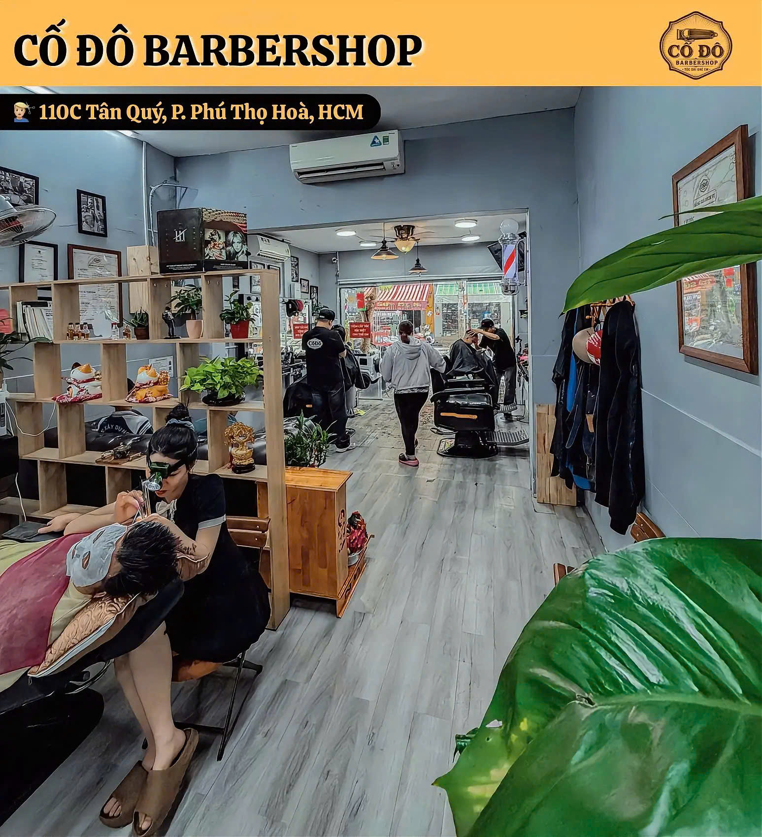 Khách cắt tóc tại Cố Đô Barbershop