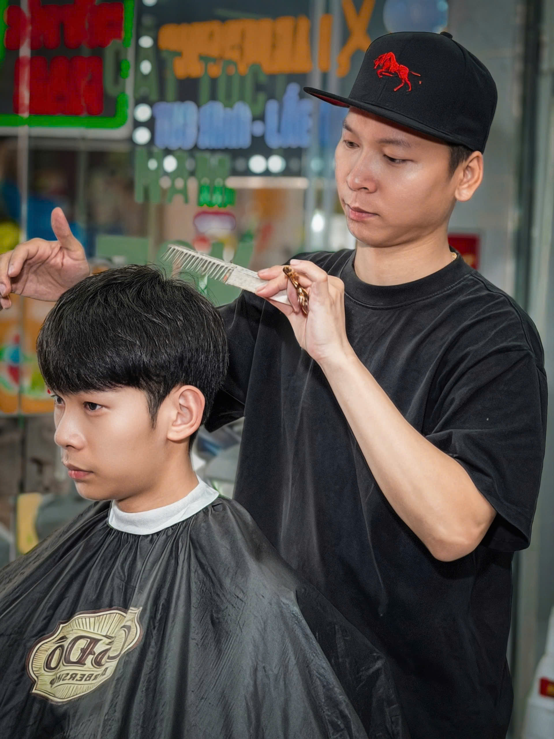 Khách cắt tóc tại Cố Đô Barbershop