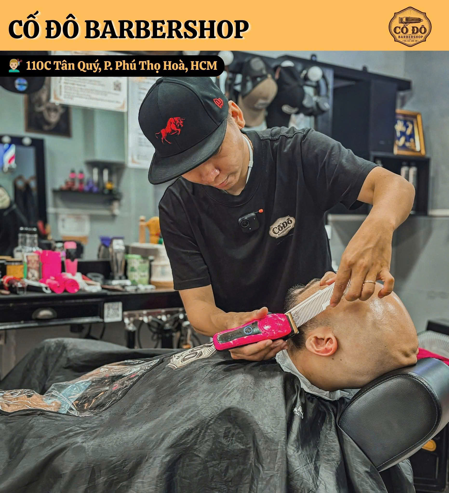 Khách cắt tóc tại Cố Đô Barbershop