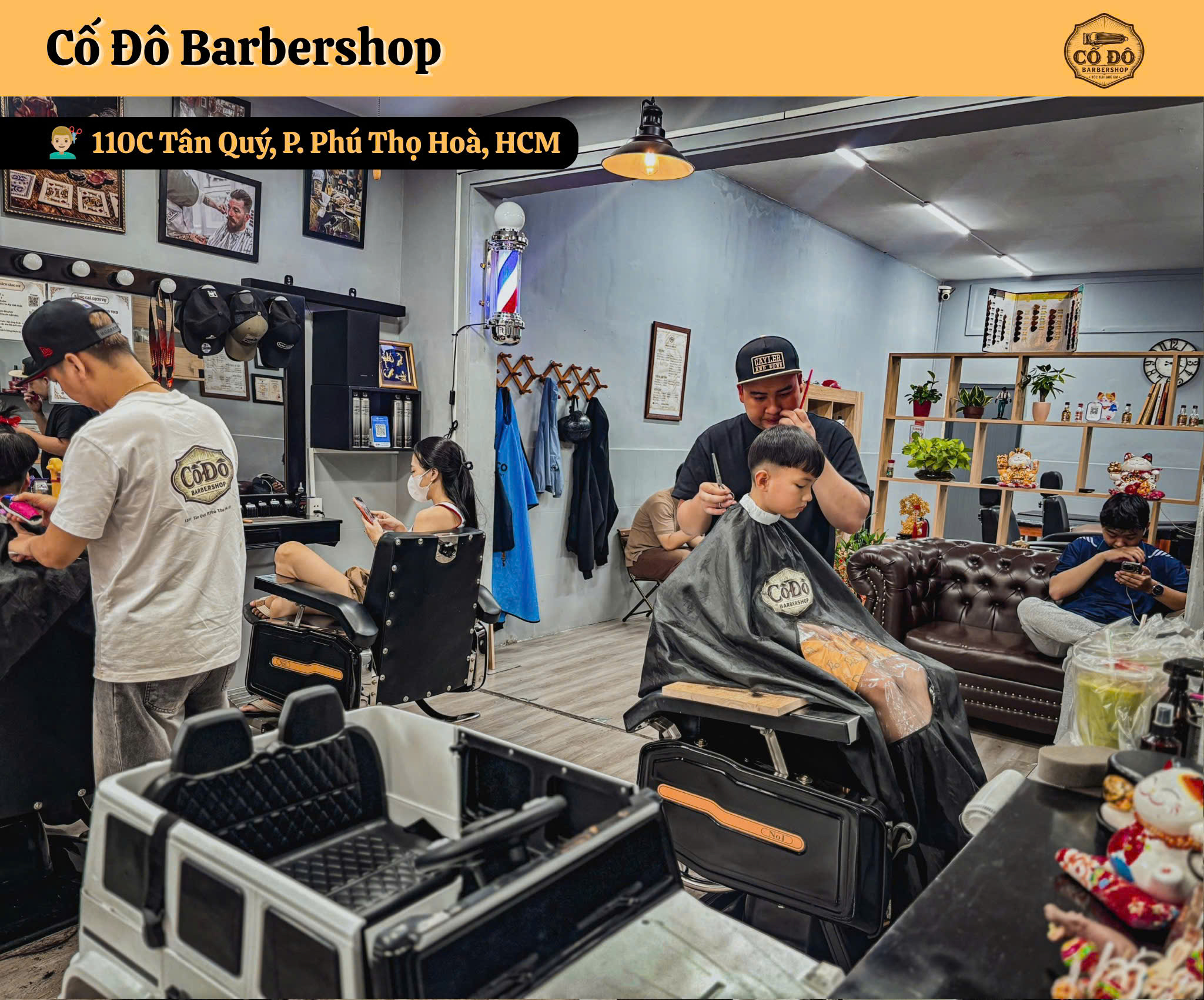 Khách cắt tóc tại Cố Đô Barbershop