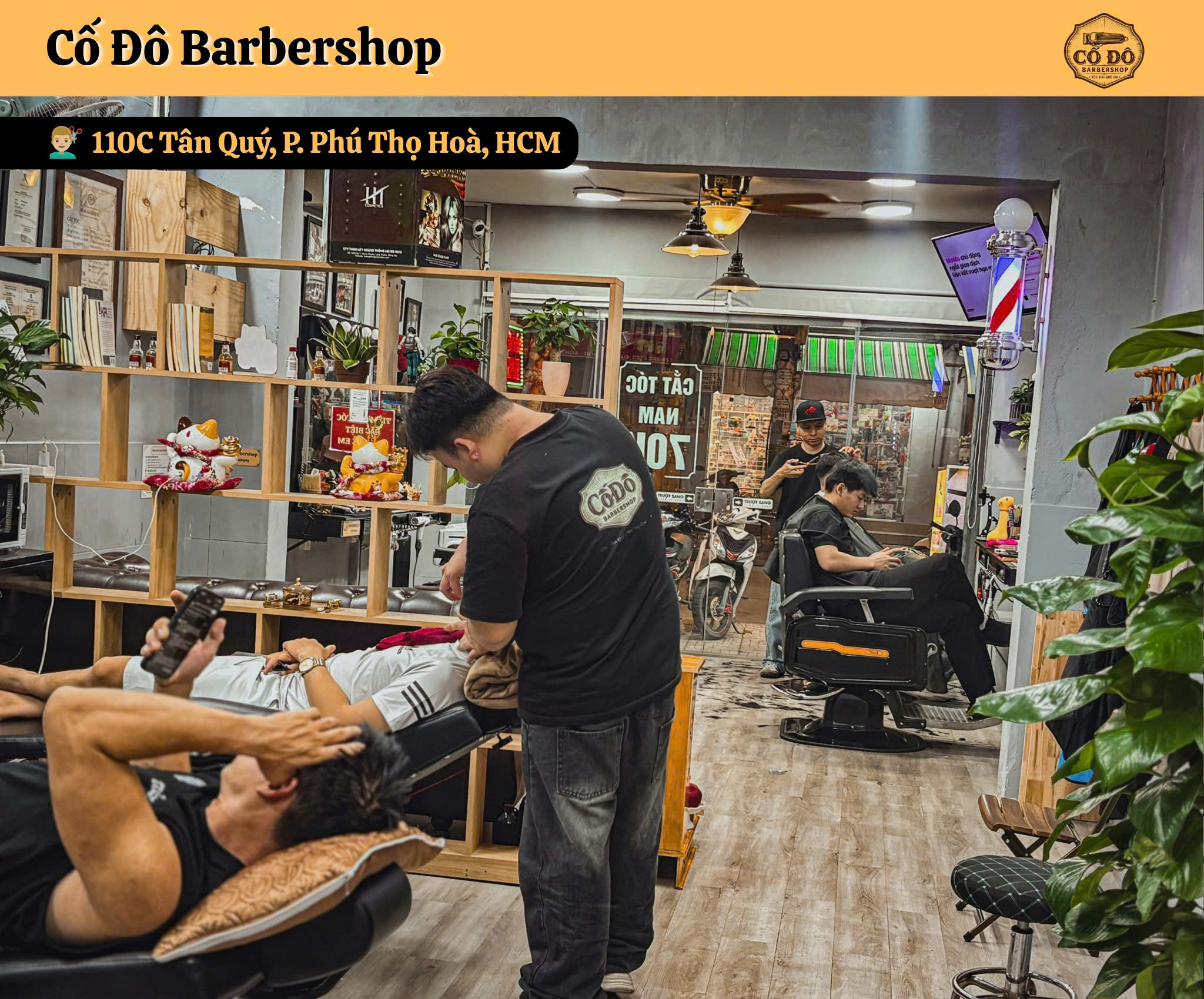 Khách cắt tóc tại Cố Đô Barbershop