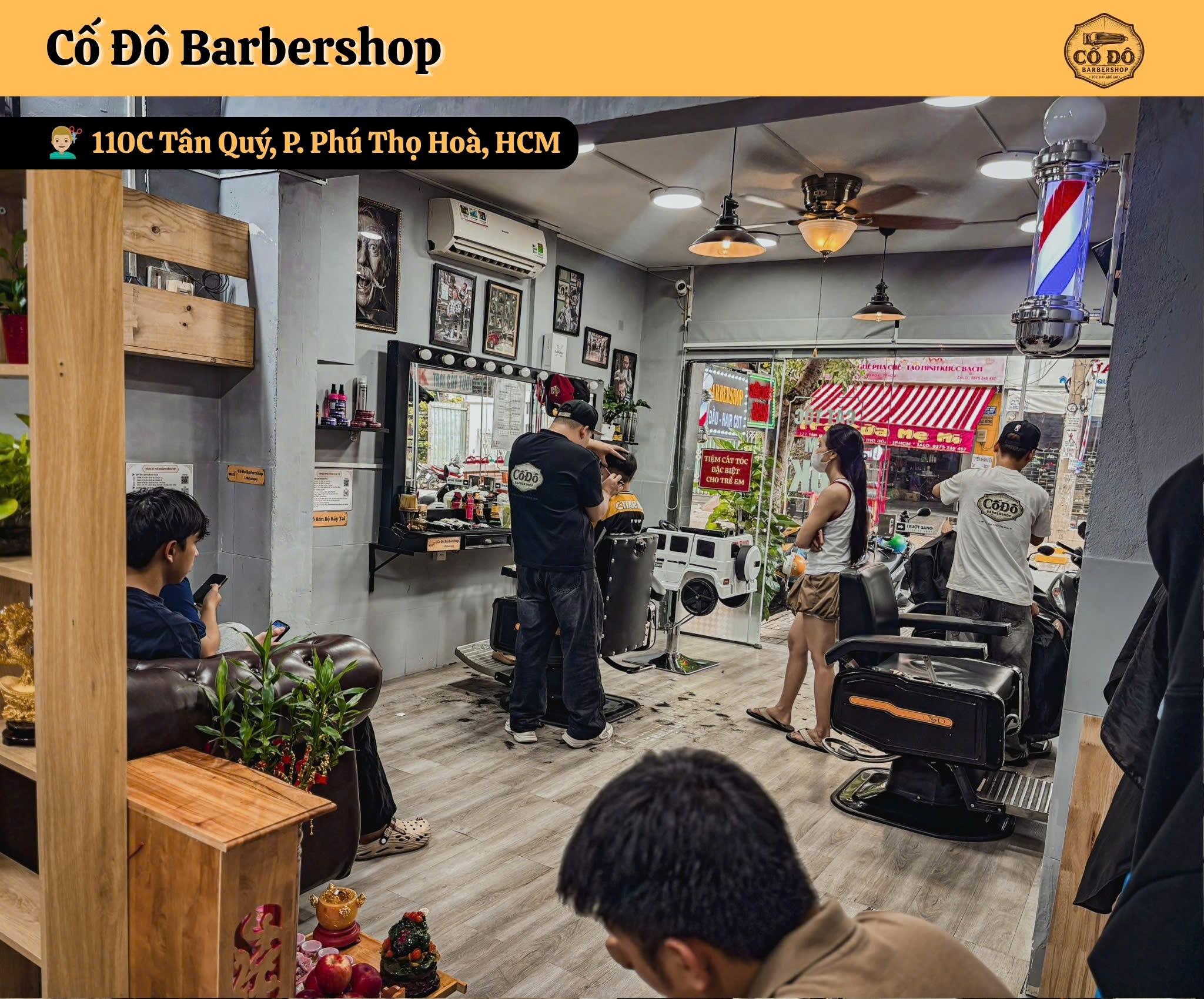 Khách cắt tóc tại Cố Đô Barbershop