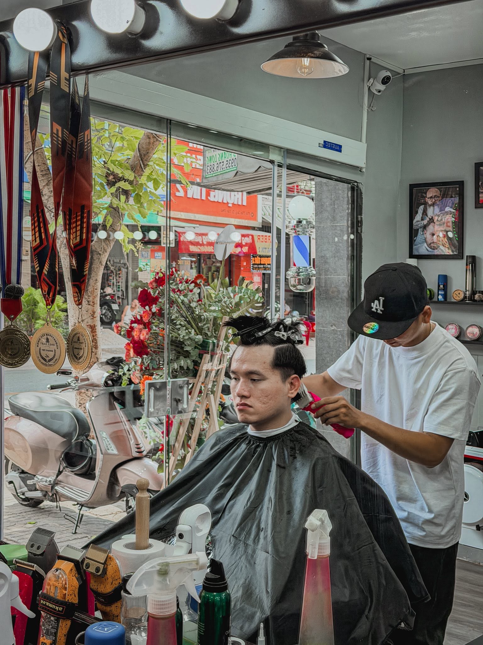 Khách cắt tóc tại Cố Đô Barbershop
