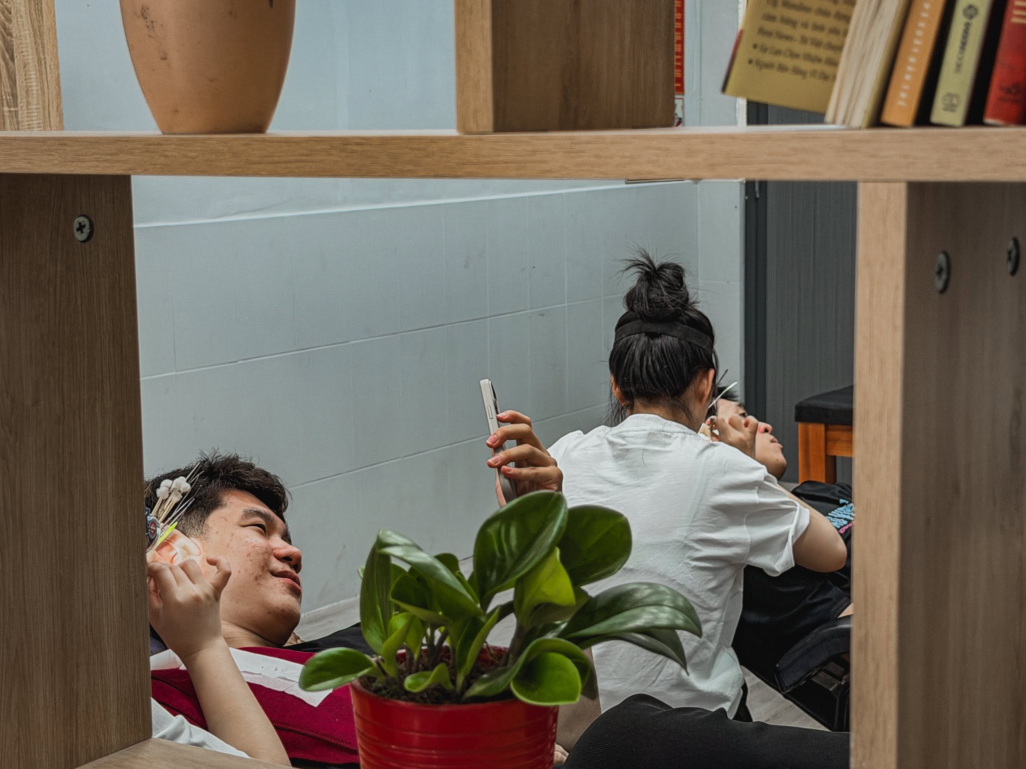 Khách cắt tóc tại Cố Đô Barbershop