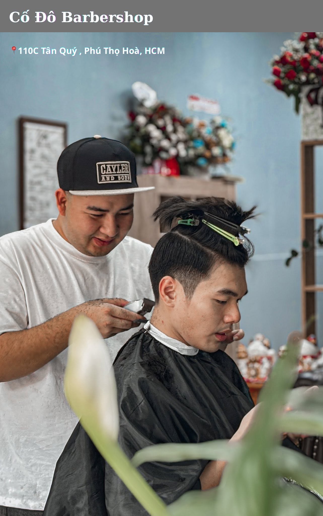 Khách cắt tóc tại Cố Đô Barbershop