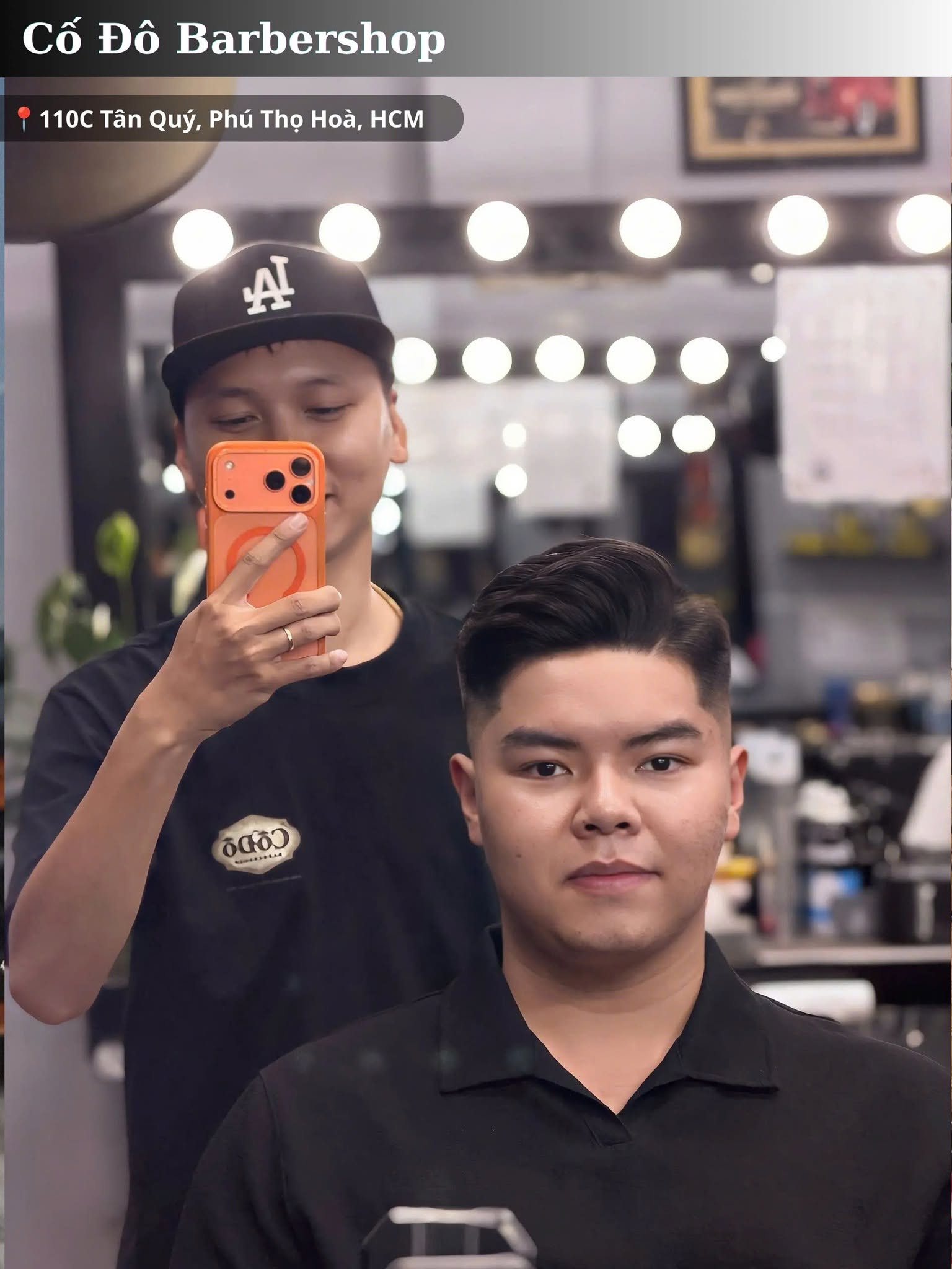 Khách cắt tóc tại Cố Đô Barbershop