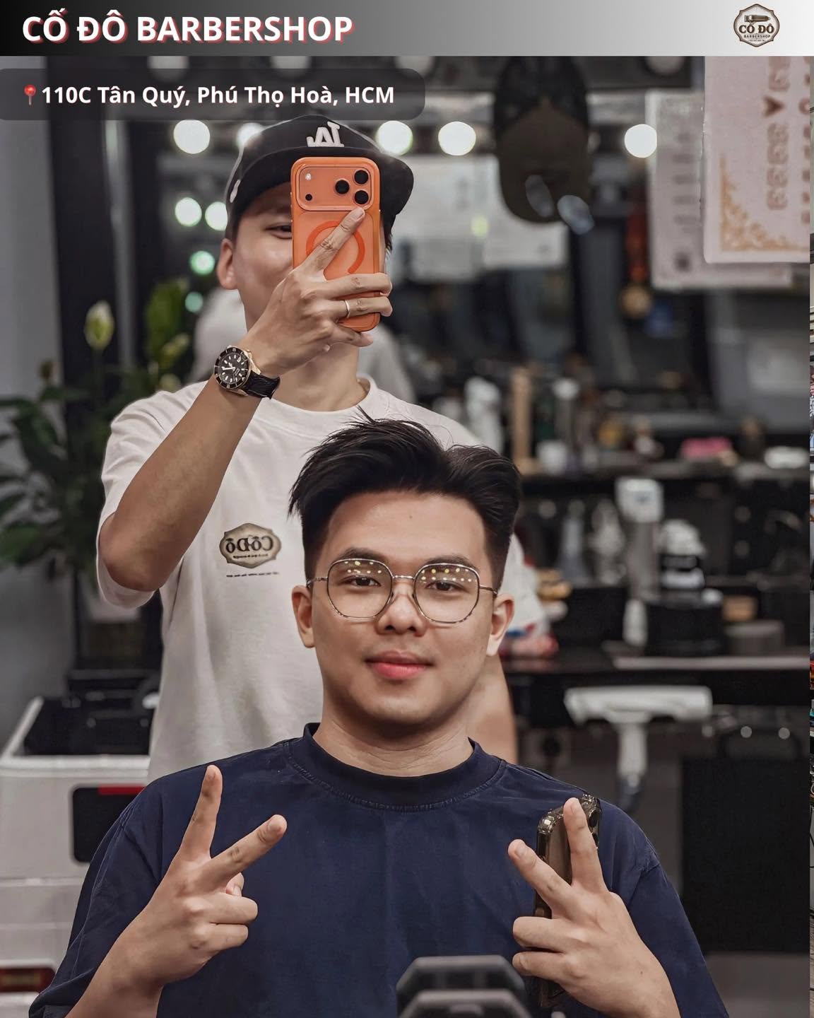 Khách cắt tóc tại Cố Đô Barbershop