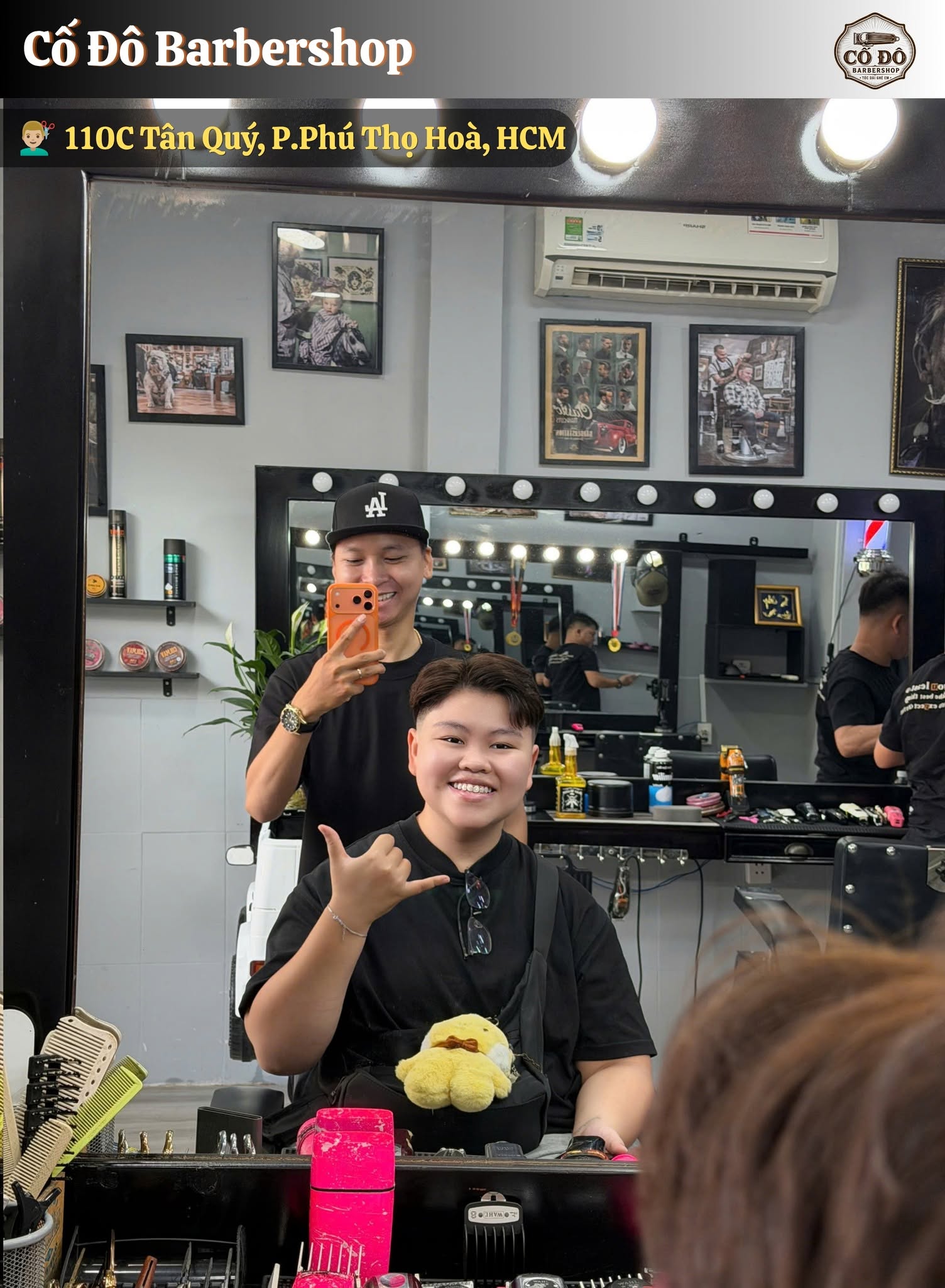 Khách cắt tóc tại Cố Đô Barbershop